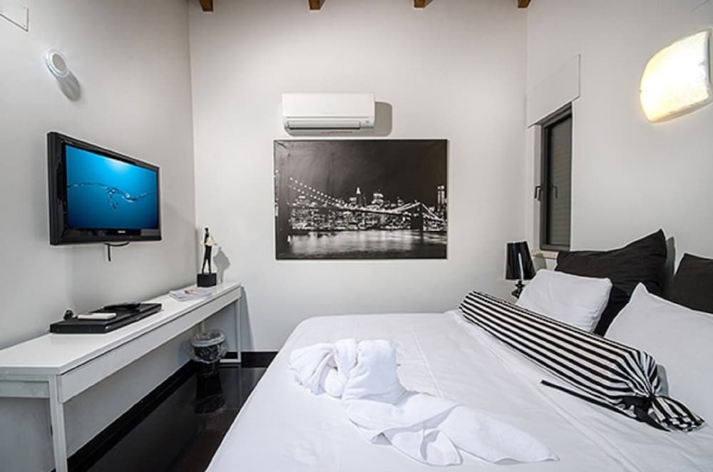 Фото Black and White Holiday