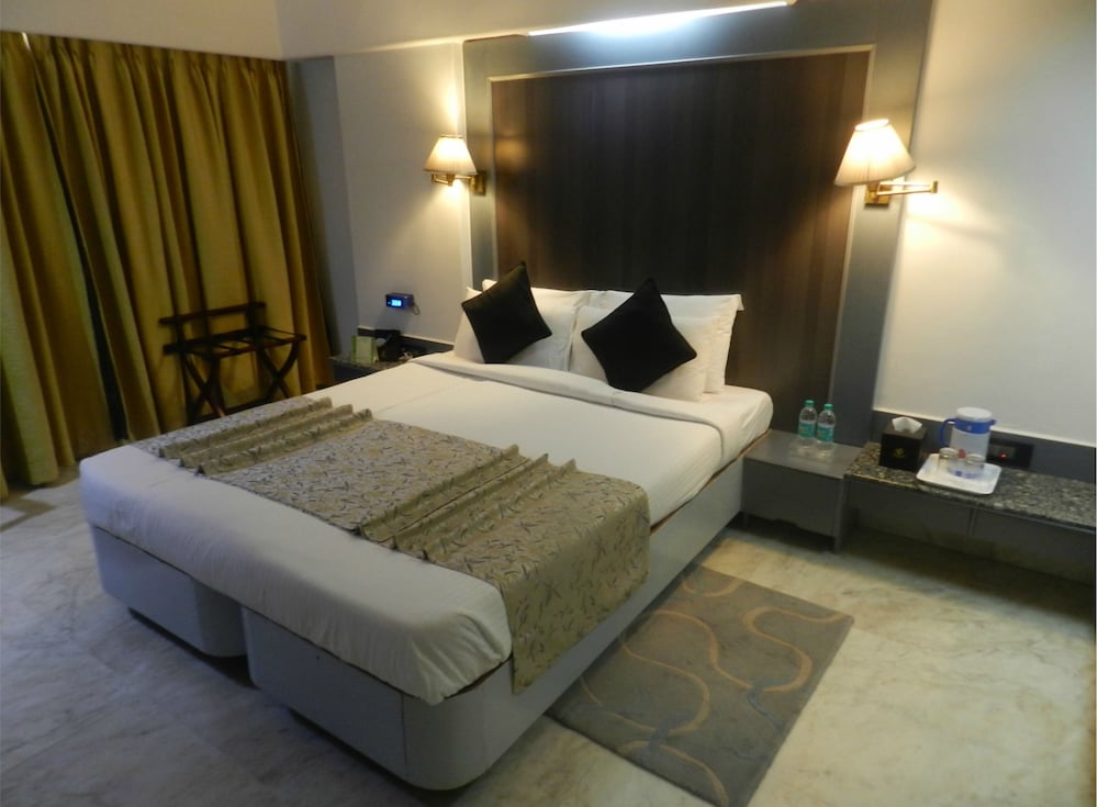 Фото The Emerald Hotel & Executive Apartments