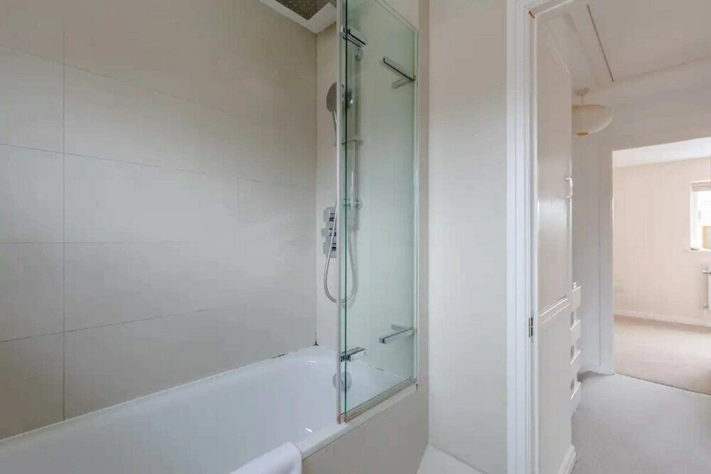 Фото Bright and Inviting 2bd House - Bethnal Green