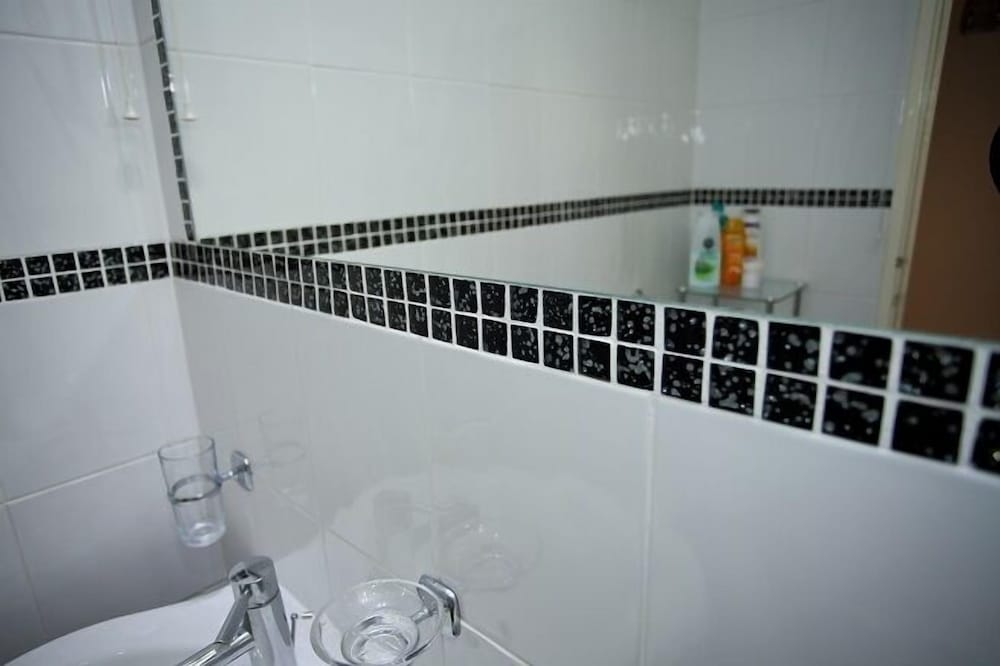 Фото Victoria Centre Apartments & Annexe