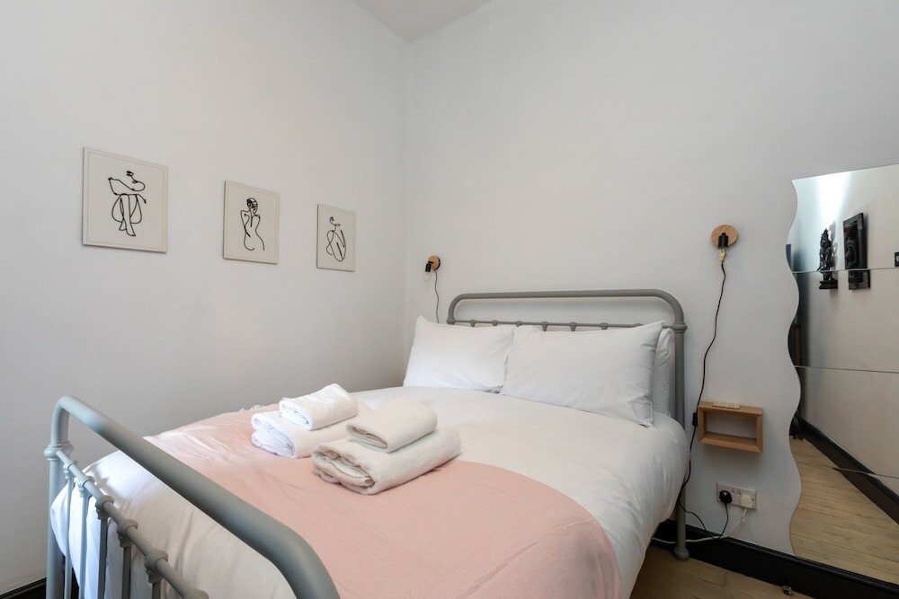 Фото Serene and Spacious 1 Bedroom Garden Flat in Clapton