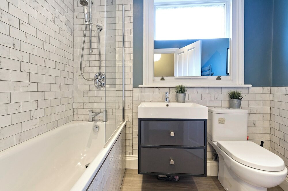 Фото Stylish Family Home by Twickenham Stadium by Underthedoormat