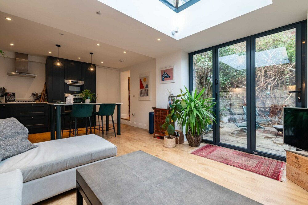 Фото Beautiful Two Bed Abode In South West London