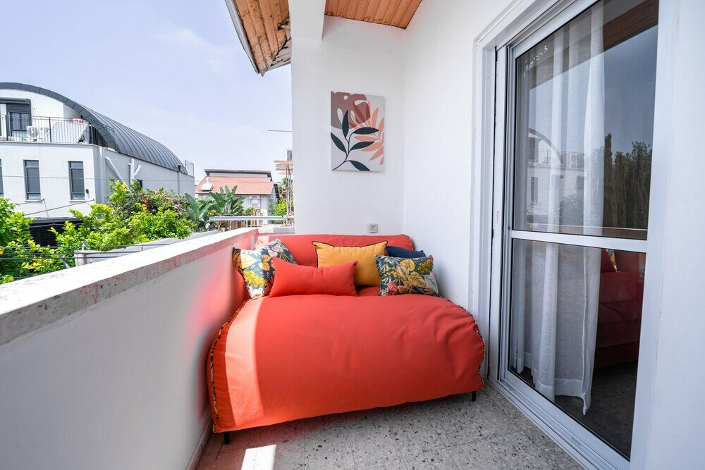 Фото Spacious 4bd House w Pool in Hezliya