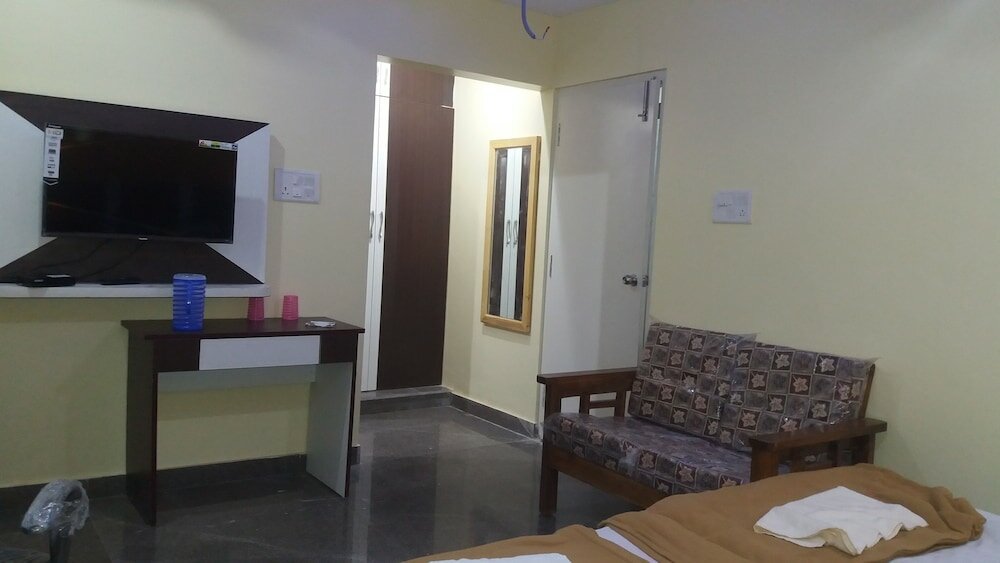 Фото S R Guest House