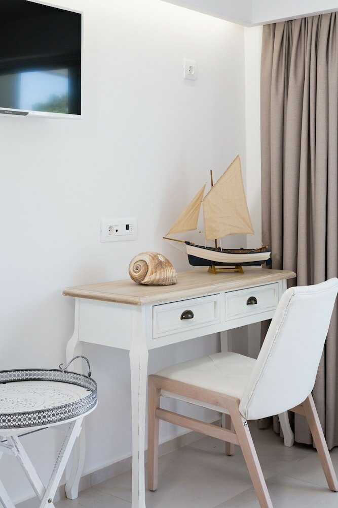 Фото White Pearls Luxury Suites - Adults Only