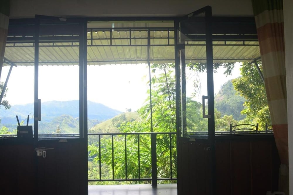 Фото Cloudy Hill Cottage