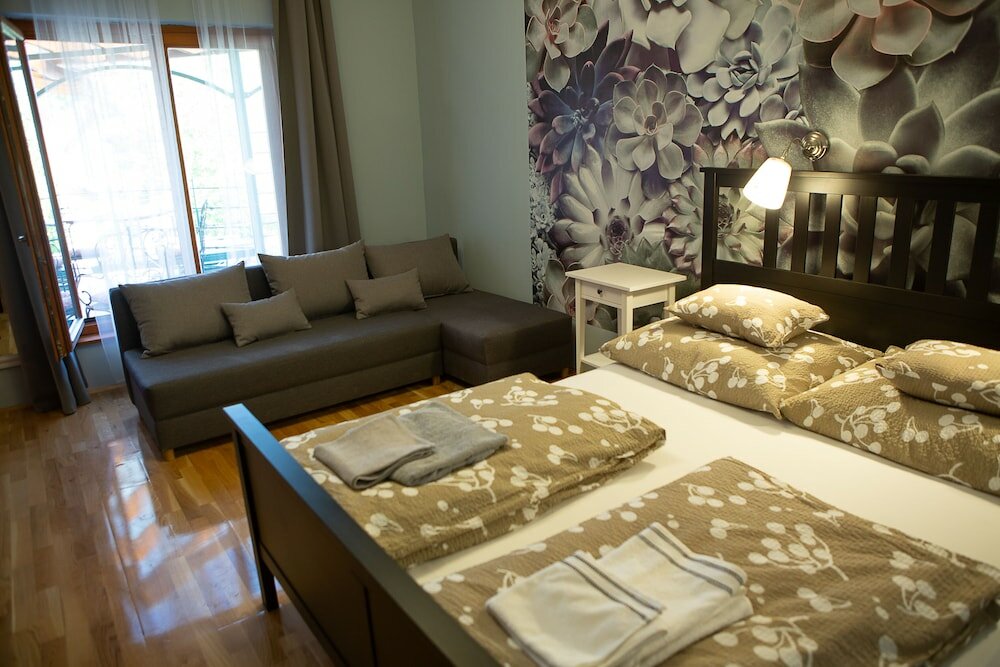 Фото Hunyadi Panzió- Apartmanház