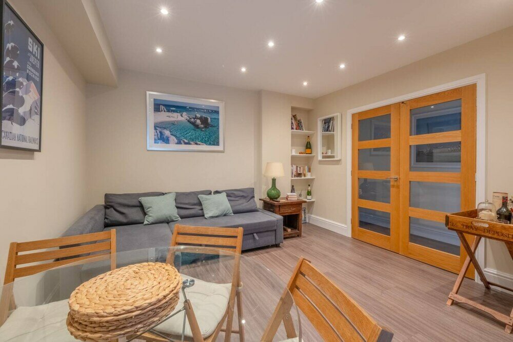 Фото Stylish 2 Bedroom Apartment in Chelsea With Garden