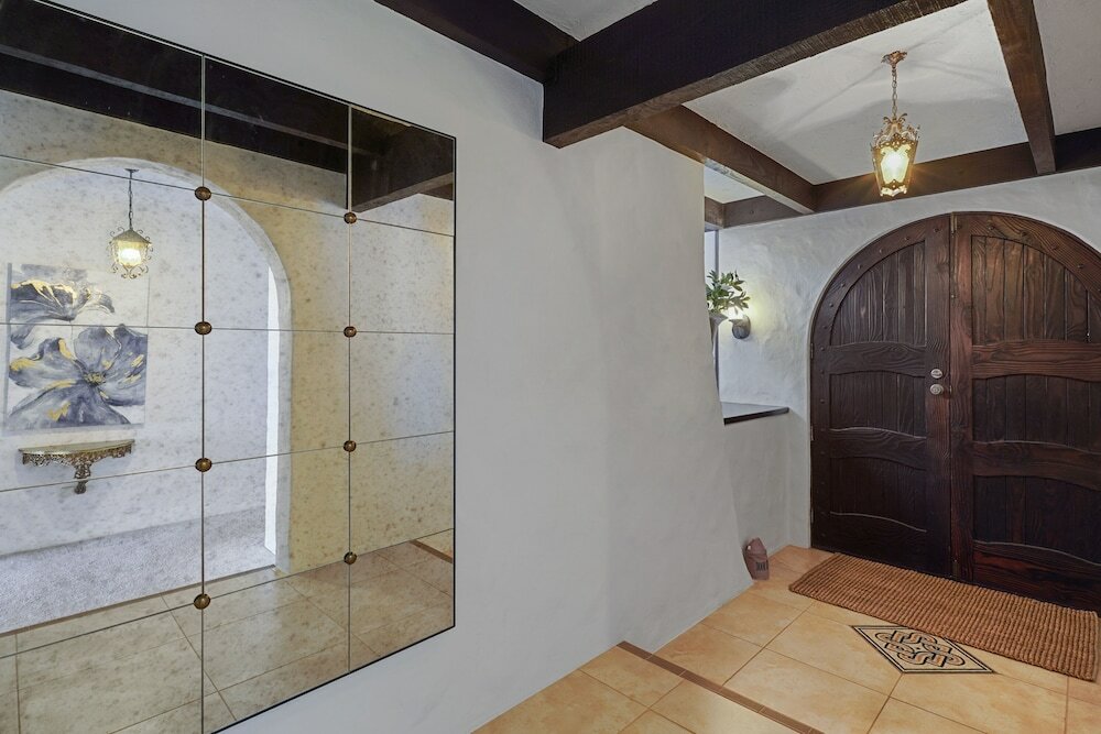 Фото Magnificent Beachfront Mansion - Pool