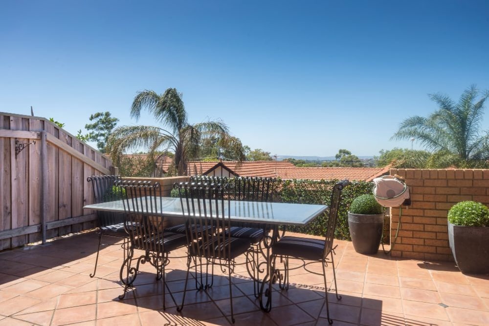 Фото Character 3 Bedroom Home With Pool and Balcony