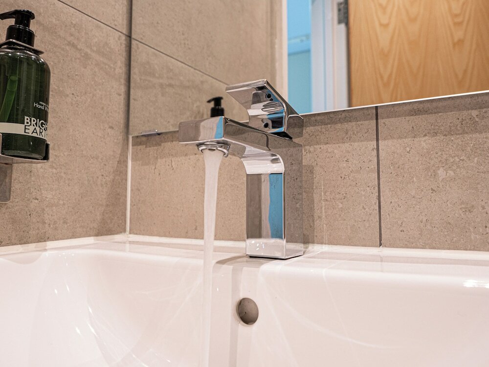 Фото Maiden Oval Hotel