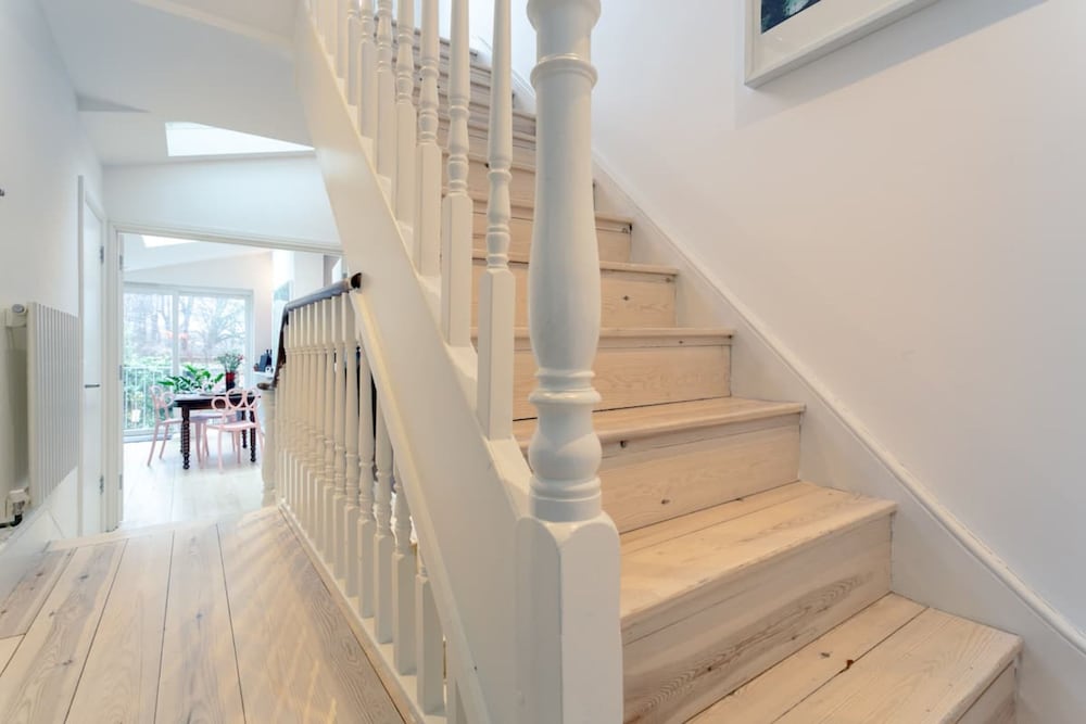 Фото Stylish 2 Bedroom Apartment in London