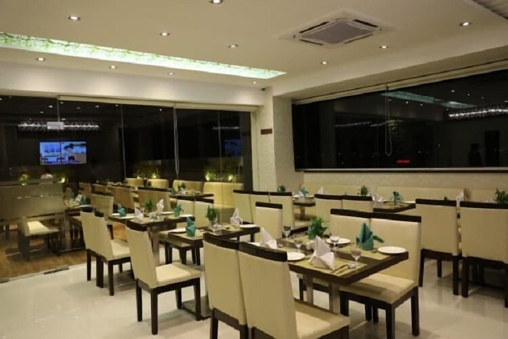 Фото Iroomz Hotel Sr Grand