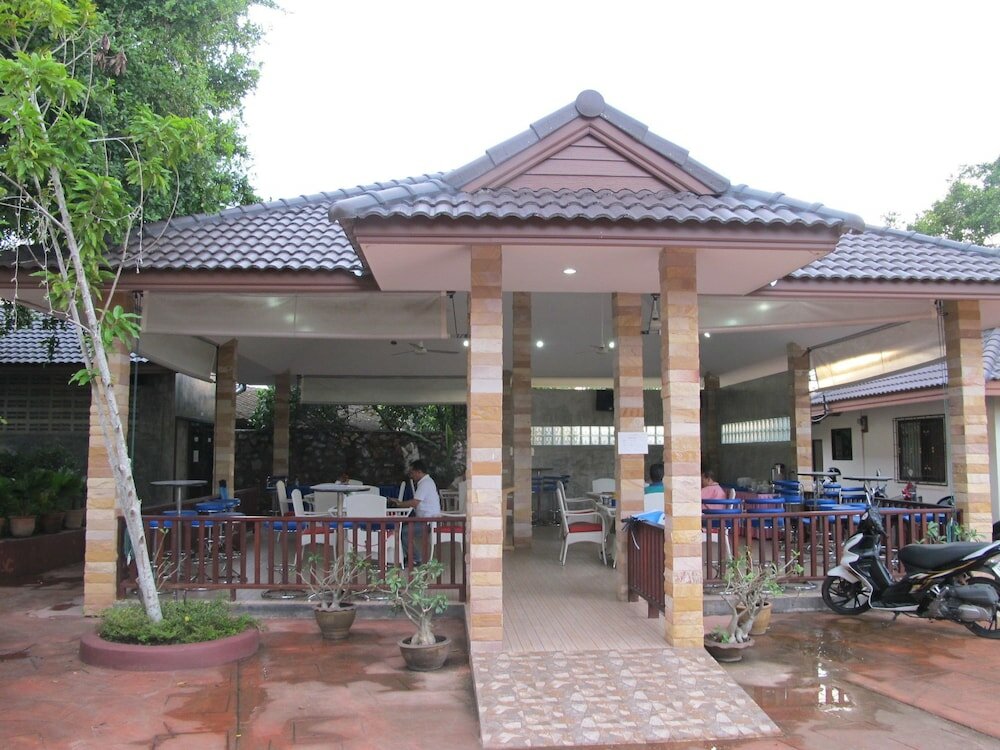 Фото Oyo Baan Tong Tong Pattaya Resort