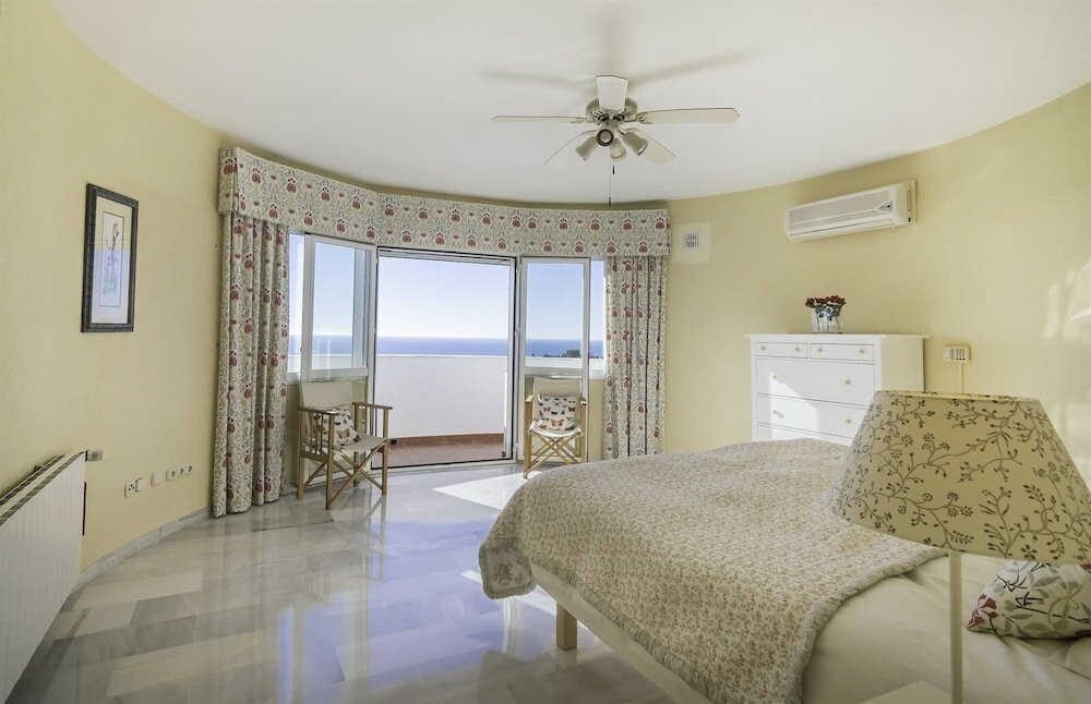 Фото Spacious Villa With Impressive Views