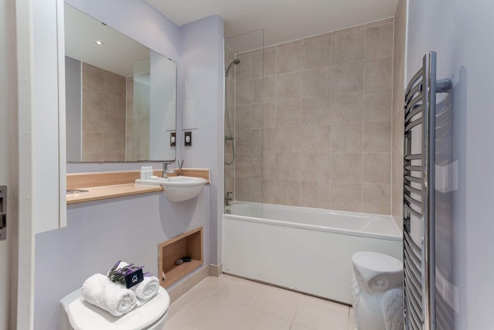 Фото Bright and Stylish Kennington Gem