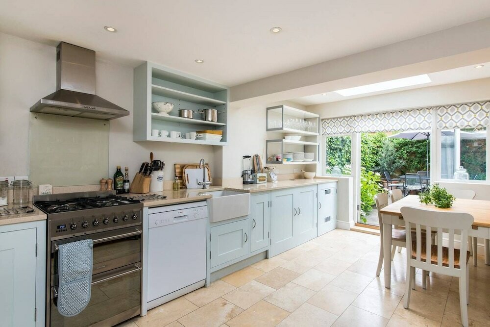 Фото Delightful 2-bed Home, Fulham