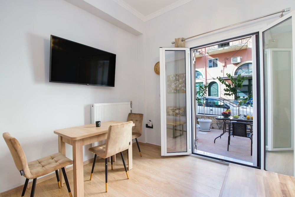 Фото Down Town Apartment by Corfuescapes