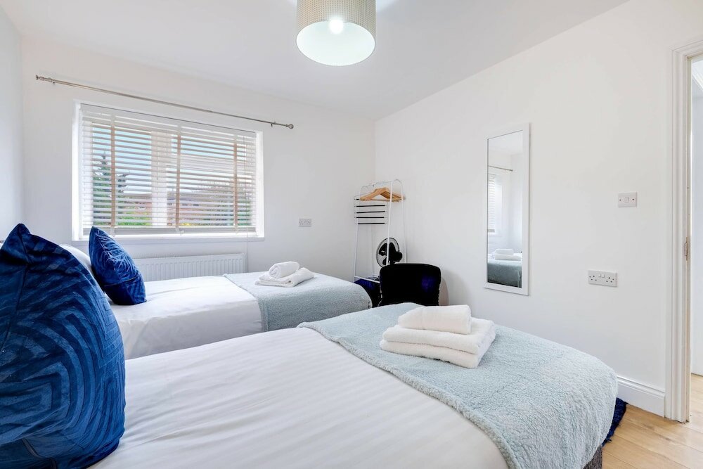 Фото 3 Bedroom House with Parking in Windsor