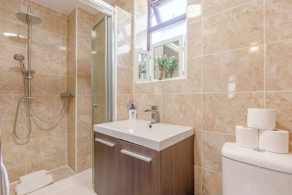 Фото Bright 2 Bedroom House in Kennington