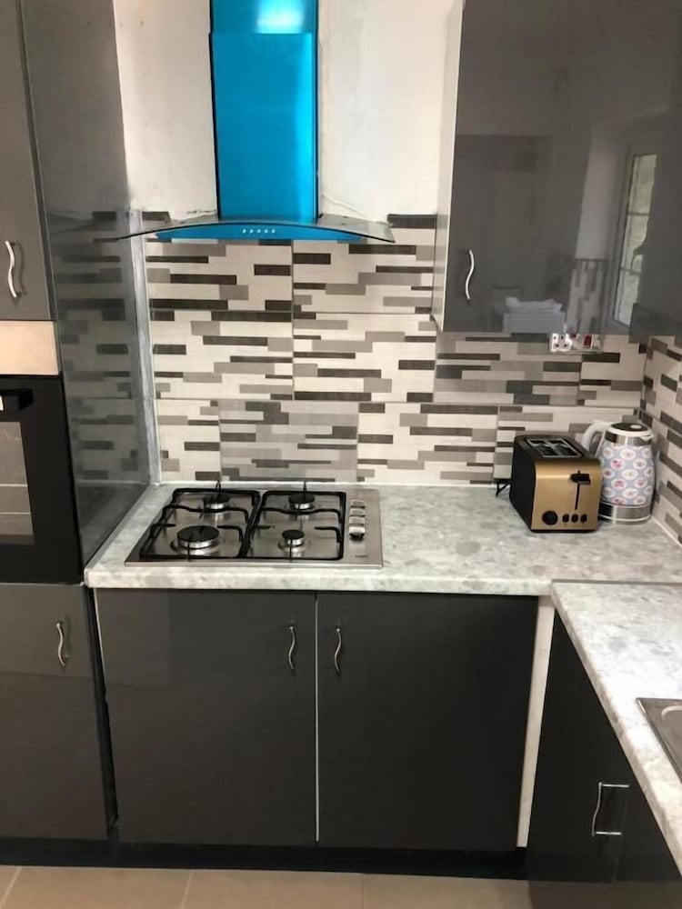 Фото Featherstone Court