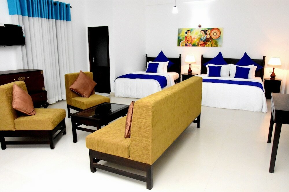 Фото Capital O 132 Blue Spring Hotel