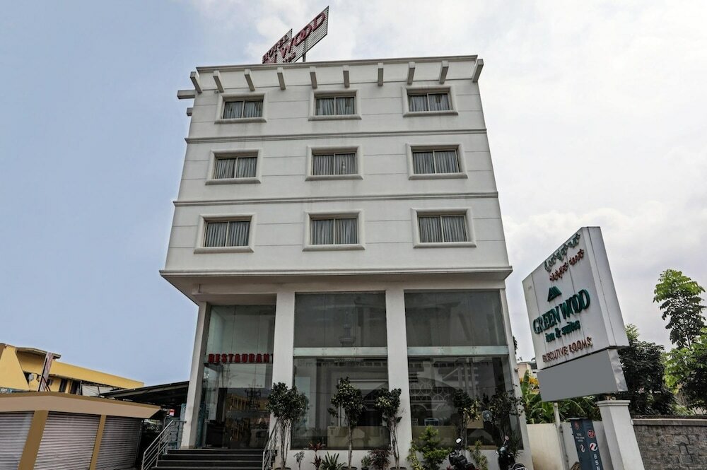 Фото Itsy by Treebo - Greenwood Inn And Suites