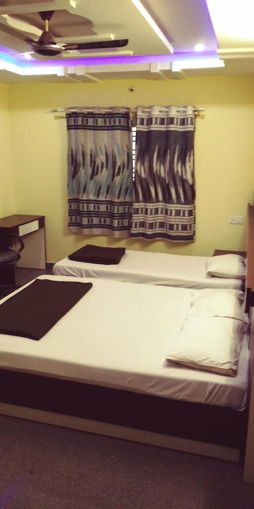 Фото S R Guest House