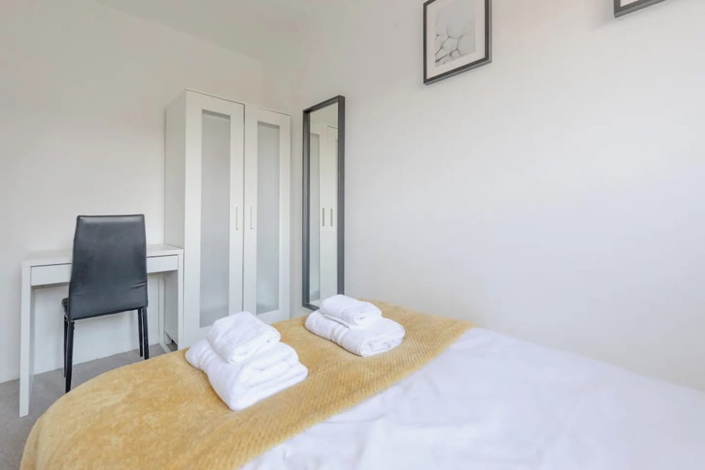 Фото Lovely 4 Bed House w Garden, 1 Stop to Waterloo