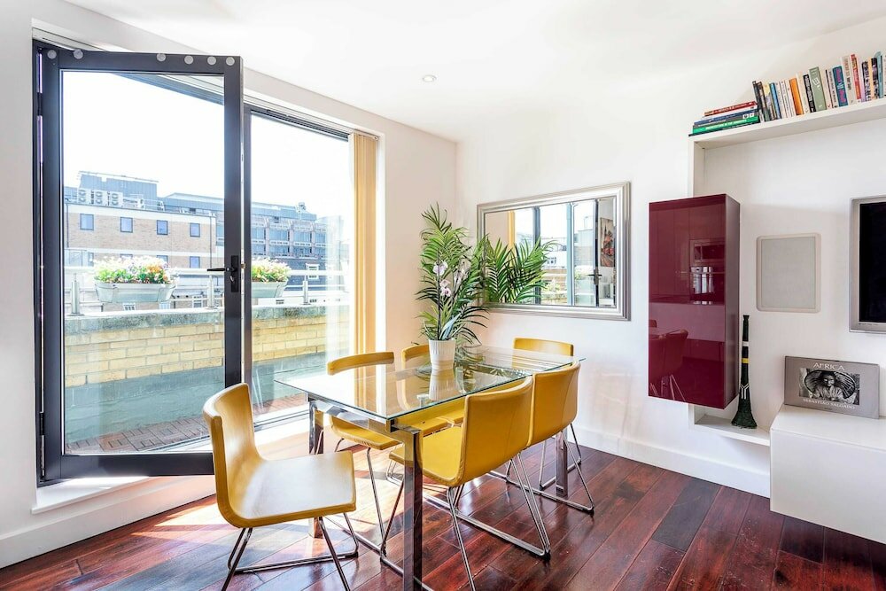 Фото Modern Tower Hill Penthouse