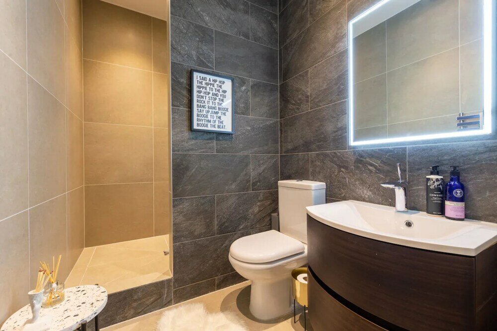 Фото Bright and Stylish 2 Bedroom Flat in Chiswick