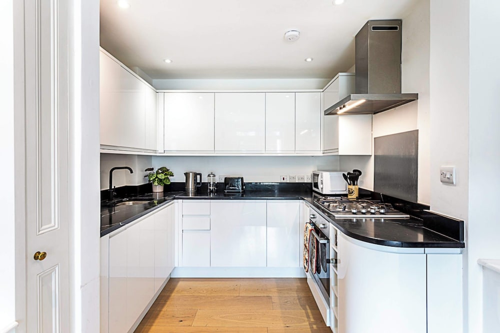 Фото Kensington Retreat With Private Patio