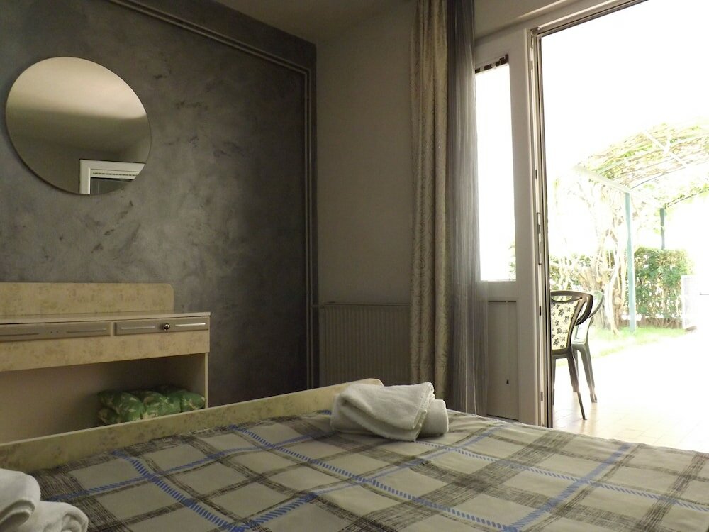 Фото Three Bedroom Apartment With Garden