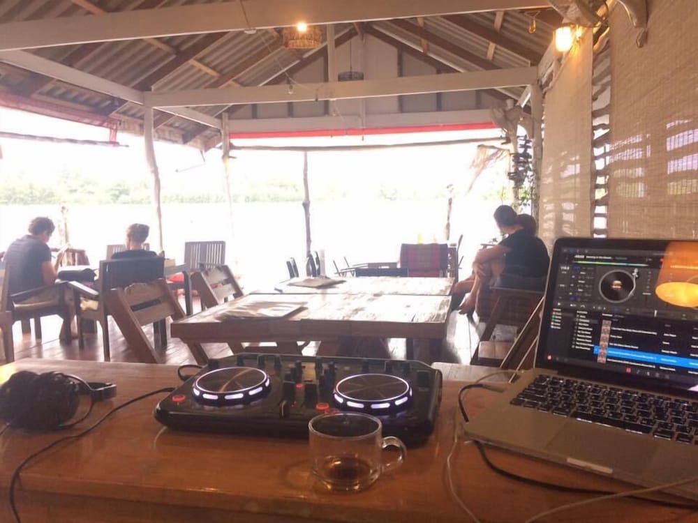 Фото Sincere Guest House & Restaurant - Hostel