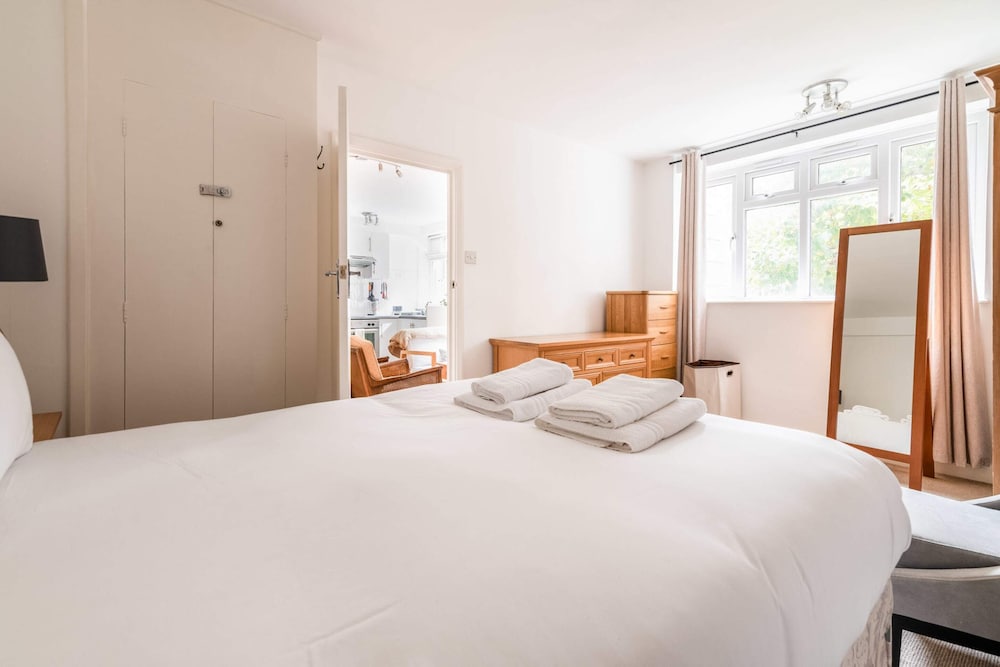 Фото Gorgeous Putney Flat