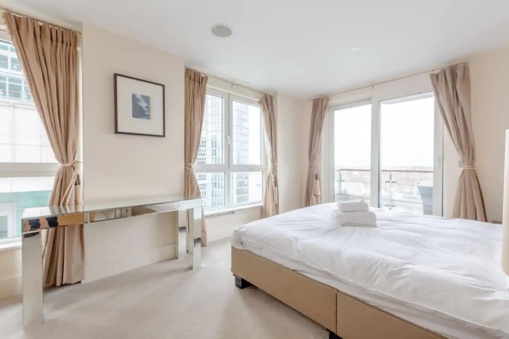Фото Gorgeous 3 Bedroom Flat in Vauxhall With City Views