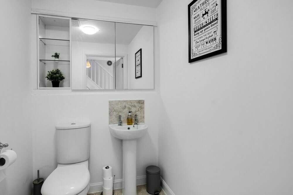 Фото Ferndale Serviced 4 Bedroom 2 Bath House