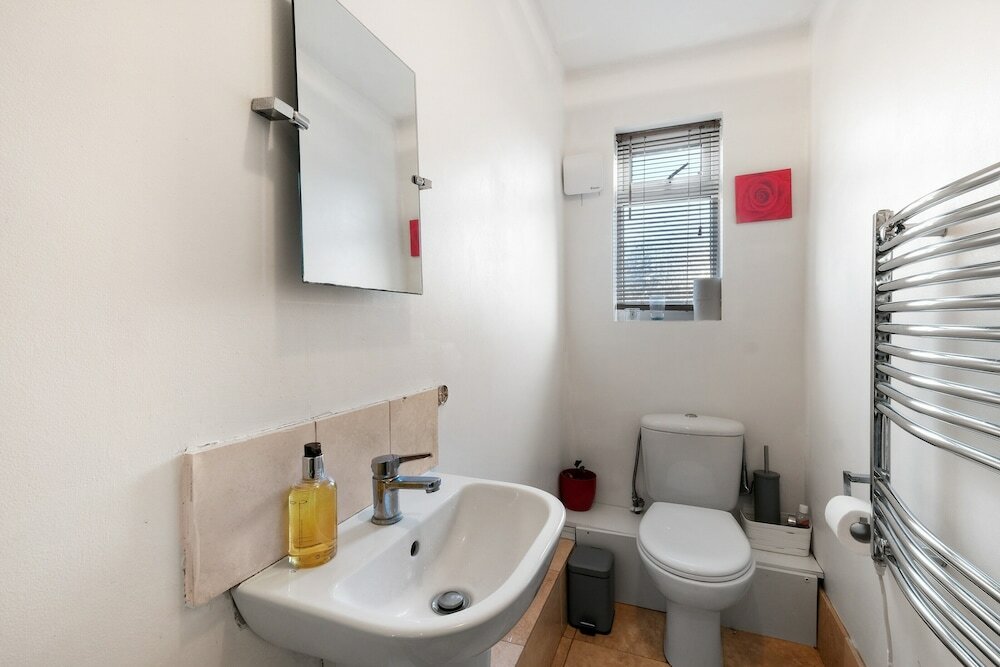 Фото Serviced 4 Bdrm 2 bath house Maidenhead