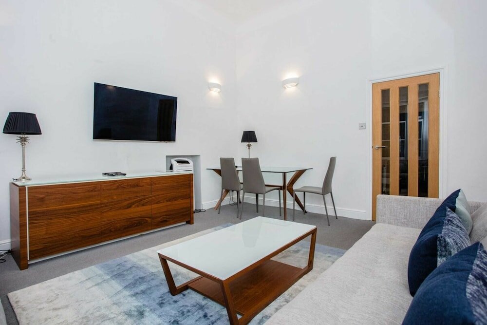 Фото Cozy 1 Bedroom Apartment near Harrods, Knightsbridge