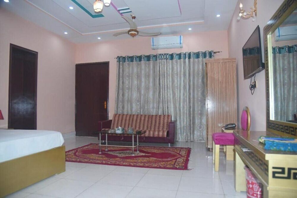 Фото Hotel Shaheen Continental Multan