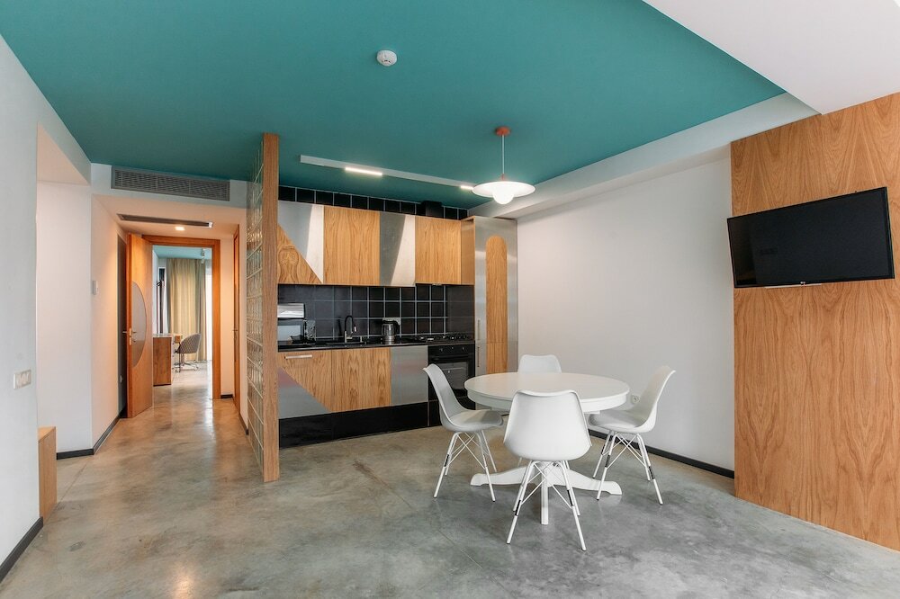 Фото Urban Apartments 17 Executive Suits