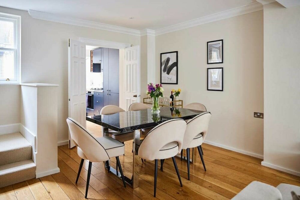 Фото The South Kensington Wonder - Trendy 3bdr House With Garden