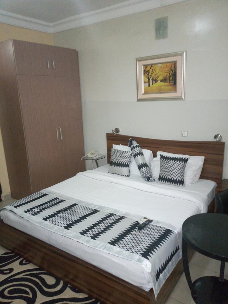 Фото Erith Apartments and Suites