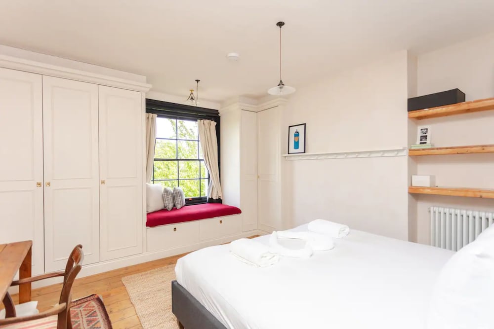 Фото Stunning 2 Bedroom House in Peaceful London Fields