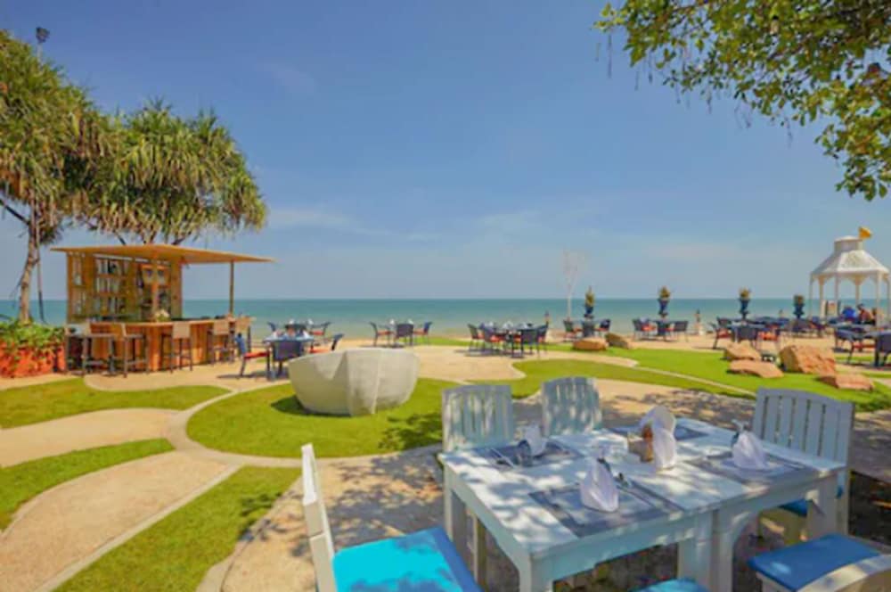 Фото Wora Bura Hua Hin Resort & Spa