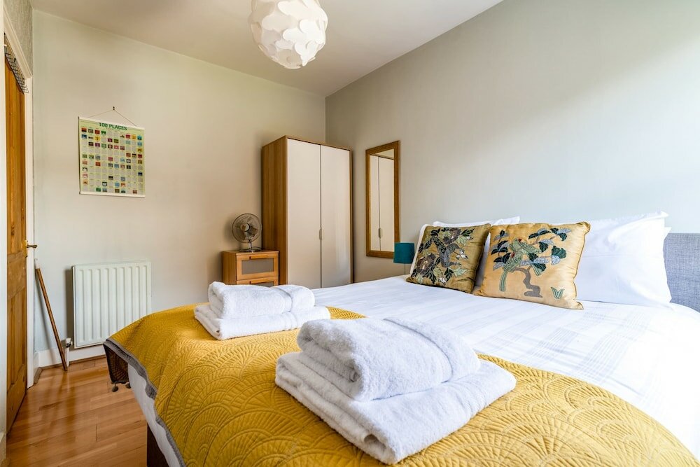 Фото Ealing's Cozy Garden Retreat