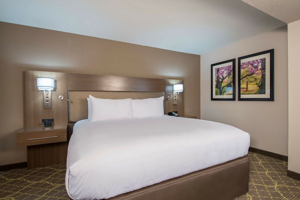 Фото DoubleTree by Hilton Winston Salem - University