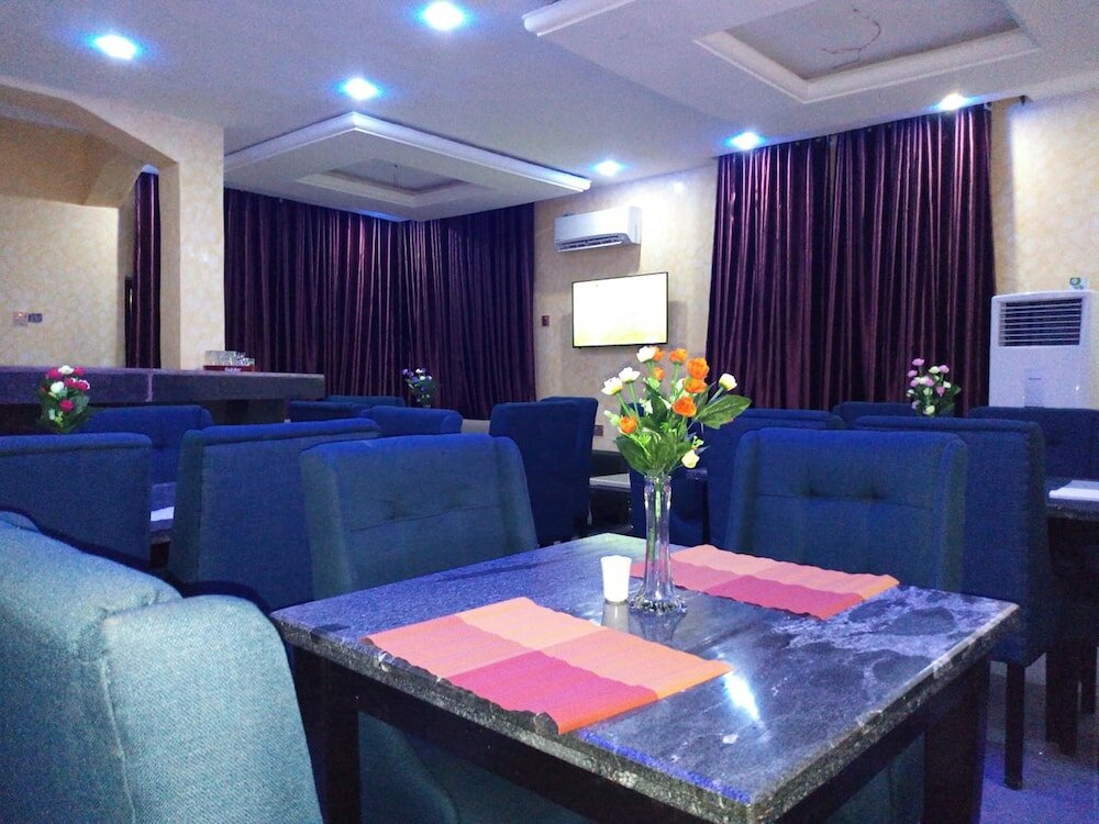 Фото White Court View Hotel