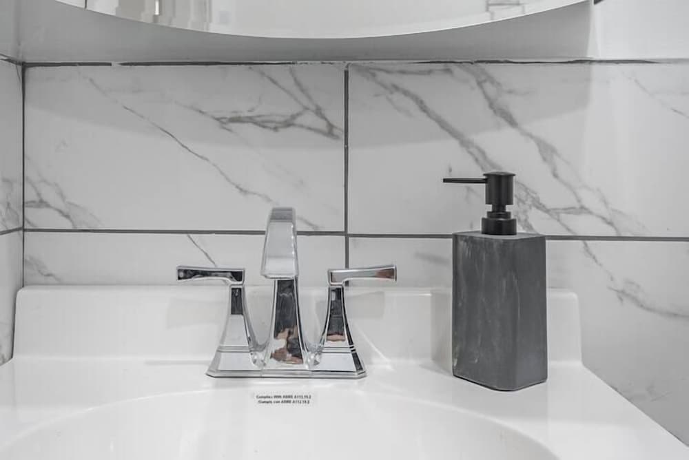 Фото Huge and Lovely 16br Apt